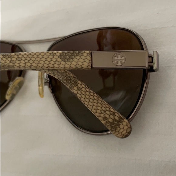 ❌SOLD❌ Tory Burch Snakeskin Aviator Sunglasses - Picture 7 of 10